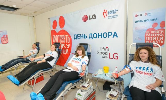 На заводе LG Electronics в Московской области состоялся юбилейный День донора с участием прославленного футболиста Сергея Овчинникова 